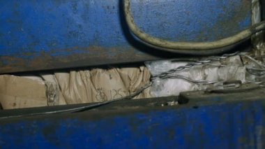 Karton, plastik şişe ve evin diğer çöplerini attığınız veya çöp basarak için aygıtlar