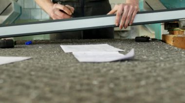Üretim Pvc Pencere profili, Erkek işçi boyutlara göre pvc profil, profil üretim daha fazla Meclisi Pvc Pencere için işaretler.