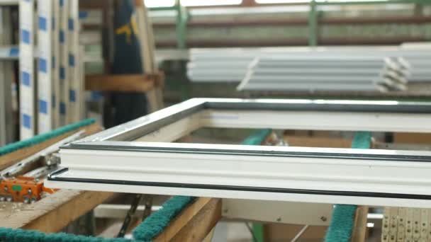 Produktion och tillverkning av plastfönster pvc, på bordet ligger fönstret skärp, skruvmejsel, butiken är färdiga produkter windows — Stockvideo
