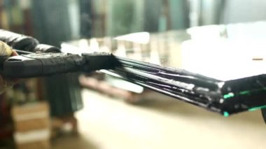 Üretim ve üretim pvc pencere, pvc pencere, yakın çekim, sızdırmazlık pencere daha fazla derleme için çift camlı pencere cam çalışma uzman tutkallar