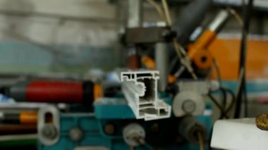 Üretim ve üretim pvc pencere, Erkek işçi üretimi pvc pencere, yakın çekim, pvc profil matkap için bir matkap bir pvc profil üzerinde delik matkap