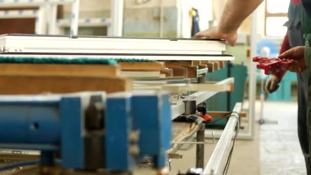 La production et la fabrication de fenêtres en PVC, le travailleur masculin produit l'assemblage de fenêtres en PVC recueille les fenêtres à guillotine, le profil en PVC, le processus — Video