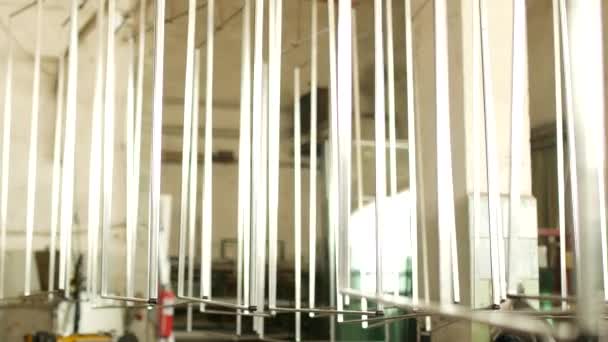 Le magasin pour la production et la fabrication de fenêtres en PVC, cadres métalliques accrochés dans l'atelier pour un assemblage ultérieur de l'unité de verre et fenêtres en PVC, cadre en aluminium — Video