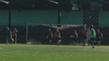 Kaleci bir futbol topu elle, için arka plan bulanık atar