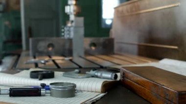 Bir matkap kasnak ölçme tablo yalan üzerinde bir delik matkap arka planda metal parçalar ile çalışmak için özel bir atölye aletleri, çalışma