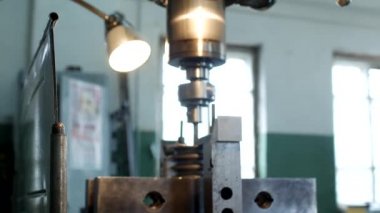 Metal bir makara, bir endüstri, makine, bir küçük işletme, endüstri, aracı için bir makara bir delik delme makinesi matkaplar