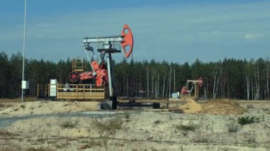 Eski pompa Jacks bir petrol kuyusu yakınındaki ormanda Rusya üzerinde