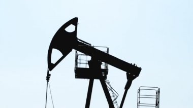 İzole bir petrol kuyusu eski pompa jakına tarafından petrol çıkarımı