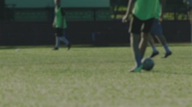 Futbol oyuncuları çalıştırın ve arka plan için bulanık bir topu