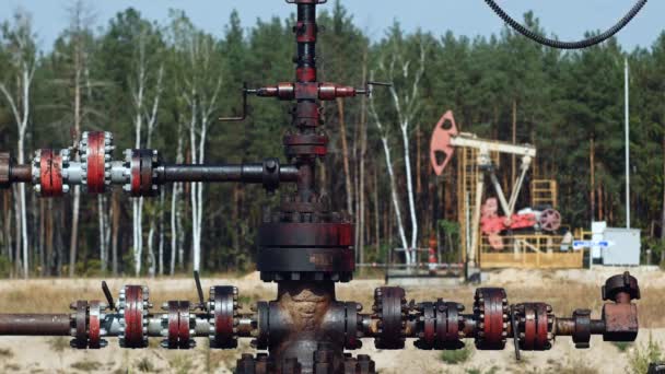 Pipa atau tabung dari Pump Jack di sebuah sumur minyak di Rusia — Stok Video