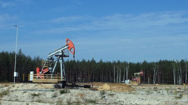 Два старых насосных валета на нефтяной скважине в России, замедление — стоковое видео
