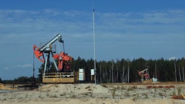 Bir petrol kuyusu Rusya, slowmo üzerinde iki eski Pumpjacks