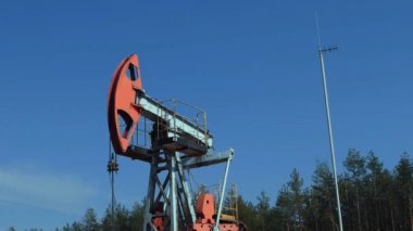 Bir petrol kuyusu pistonlu bir pistonlu pompa için Cross'taki sürücü