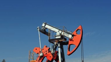 Bir petrol kuyusu pistonlu bir pistonlu pompa için Cross'taki sürücü