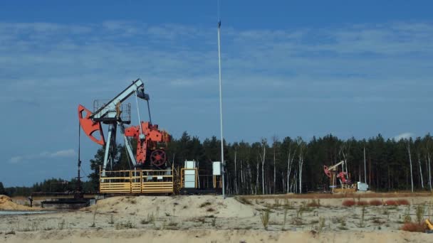 Due vecchie Pumpjacks su un pozzo petrolifero in Russia, slow mo — Video Stock