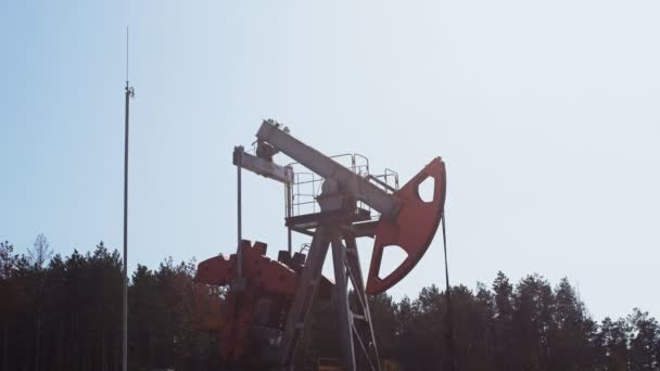 Добыча нефти насосным валетом на нефтяной скважине в России — стоковое видео
