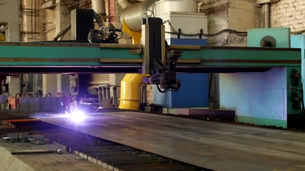 Plasma snijden van metaal op de machine van een automatische laser, laser snijmachine voor plasma voor snijden delen van metaal, productie — Stockvideo