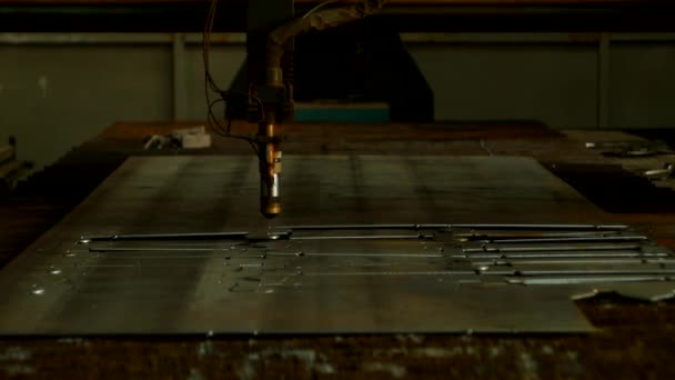 Plasma cutting of metal on an automatic laser machine, laser plasma cutting machine for cutting parts from metal, production, close-up, smoke — Stock Video