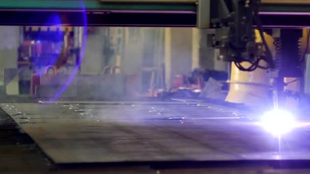 Plasmaskärning av metall på en maskin för automatisk laser, laser plasma skärmaskin för styckning delar från metall, tillverkning, industriell — Stockvideo