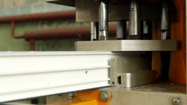 Üretim ve üretim pvc pencere, pvc pencere çerçevesi pvc profil, köşelerini Lehimleme için makinede bulunan yakın çekim, lehimleme, köşe yapıştırma