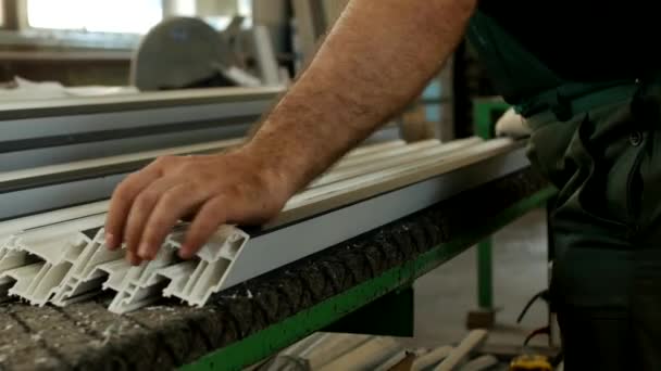 Herstellung von Fenstern PVC, männlicher Arbeiter fügt ein Metallprofil in das Kunststoffprofil PVC ein, Nahaufnahme, PVC-Produktion — Stockvideo