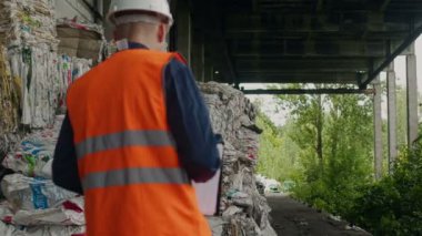 Denetçi ve şirket geri dönüşüm polietilen dolu çöp