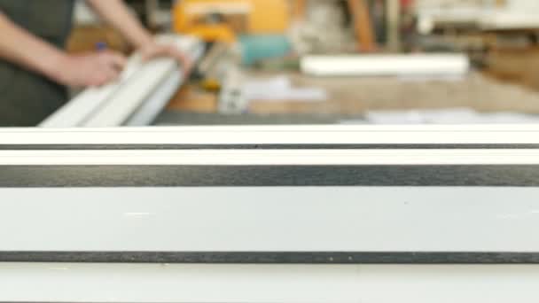 Produção e fabricação de janelas de pvc, o trabalhador marca o tamanho com um marcador de perfil de pvc de plástico — Vídeo de Stock