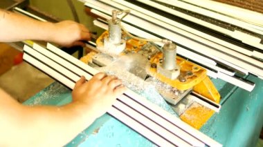 Brad üretim ve pvc pencereler, Erkek işçi kesim tezgahları üretimi için Pvc Pencere, pencere elek imalatı