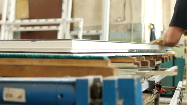 Manufacturing and manufacturing of PVC windows, a man working on a pvc profile window, hangs up a snap, assembly window — Stock Footage Manufacturing and manufacturing of PVC windows, a man working on a pvc profile window, hangs up a snap, assembly window Video Clip