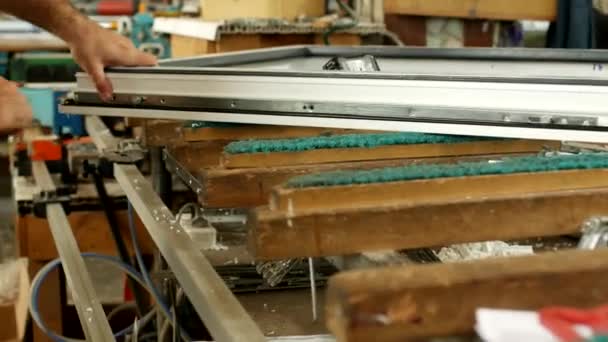 Produzione e produzione di finestre in pvc, il lavoratore maschio produce assemblaggio finestre in pvc raccoglie finestre a battente, profilo in pvc, finestra in pvc — Video Stock