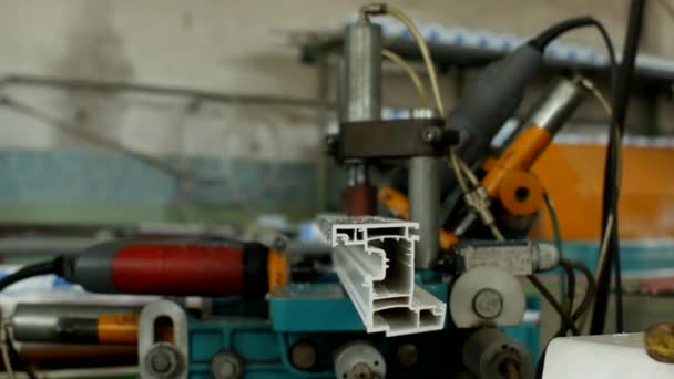 Producción Fabricación Ventanas Pvc Taladros Trabajadores Masculinos Una Máquina Perforación — Vídeos de Stock