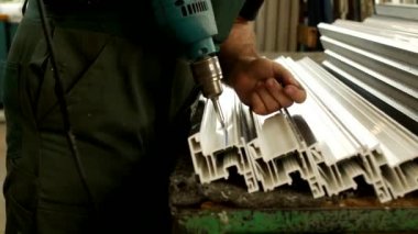 Üretim pvc pencere, işçi vidalar plastik profil pvc pencere bölümünün metal profil Plastik pencere imalat üretici