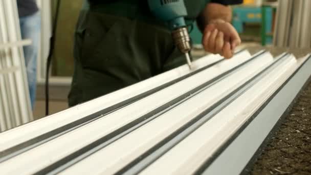 Herstellung von PVC-Fenstern, männlicher Arbeiter dreht Schrauben im PVC-Profil für Fensterbau, Geschäft und Fenster, Produktion — Stockvideo