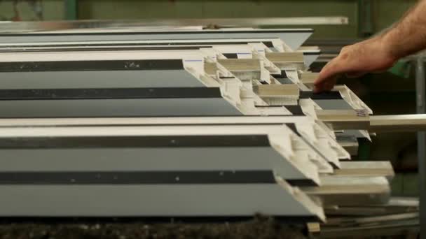 Productie van windows pvc, mannelijke werknemer wordt ingevoegd een metalen profiel in de kunststof profiel pvc, close-up, pvc profiel — Stockvideo