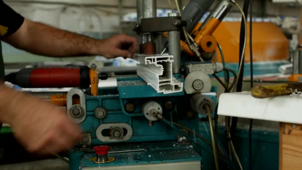 Produção Fabricação Janelas Pvc Furos Trabalhadores Masculinos Uma Máquina Perfuração — Vídeo de Stock