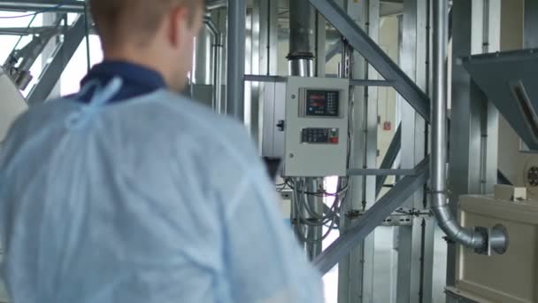 Ingenieur treedt gegevens of indexen op een smartphone, moderne onderneming — Stockvideo