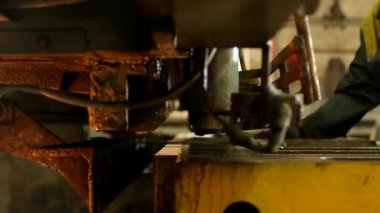 işçi kesme metal üretim otomatik makine aleti, metal kesme, yakın çekim üzerinde çalışmaktadır