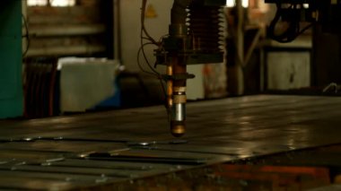 Plazma kesme metal bir otomatik lazer makine üzerinde lazer plazma kesme makinesi kesme parçaları metal, üretim, yakın çekim için