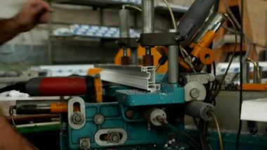 Üretim ve üretim pvc pencere, pvc pencere, yakın çekim, endüstriyel üretimi için bir matkap bir pvc profil üzerinde delik erkek işçi matkaplar