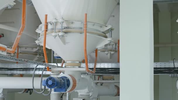 Современная автоматизированная мельница для производства муки — стоковое видео