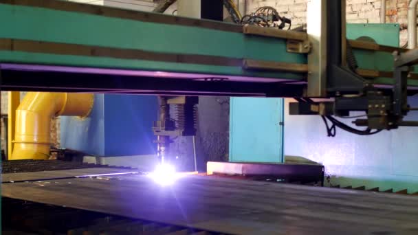 Plasma cutting of metal on an automatic laser machine, laser plasma cutting machine for cutting parts from metal, production — Stock Video