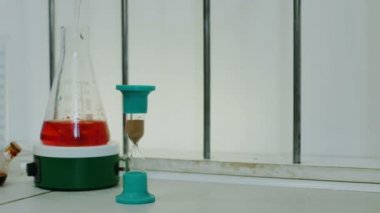 kum saati ve sıvı tıbbi laboratuvar şişesi