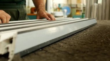 Üretim pvc pencere, Erkek işçi pvc profil penceresini, yakın çekim, pvc profil ayrıntı ayrıntılarını deliyor.