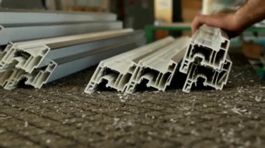 Üretim pvc pencere, Erkek işçi bir pvc profil pencere, yakın çekim, ayrıntı pencere, pvc çerçeve ayrıntılarını deliyor.