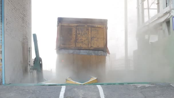 Автомобільний вантажівка виливає зерна пшениці в ліфт, сільське господарство — стокове відео