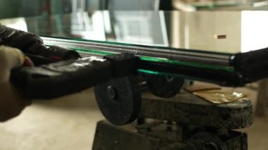 Üretimi üzerinde çift camlı pencereler, üretim ve windows pvc, çalışan adam Tutkallar için gözlük gözlük pvc, yakın çekim, çift camlı pencereler bir pencerede imalatı