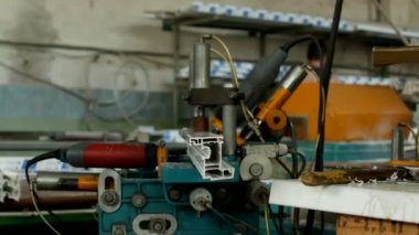 Üretim ve üretim pvc pencere, pvc pencere, yakın çekim, makine üretimi için bir matkap bir pvc profil üzerinde delik erkek işçi matkaplar