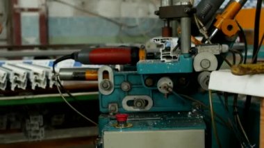 Üretim ve üretim pvc pencere, pvc pencere, yakın çekim, endüstriyel üretimi için bir matkap bir pvc profil üzerinde delik erkek işçi matkaplar