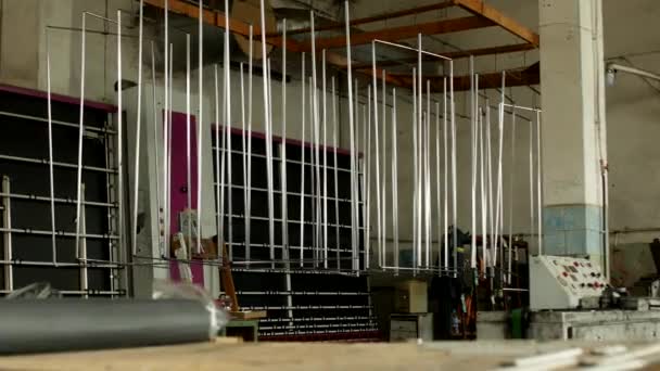De winkel voor de productie en de fabricage van Pvc ramen, metalen frames hangen in de werkplaats voor de verdere afwerking van het glas en Pvc ramen, ramen met dubbelglas — Stockvideo