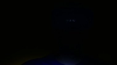 başa takılı ekran neşeli adam etrafında, strobe ışık, sanal gerçeklik, hmd 360 görünüyor